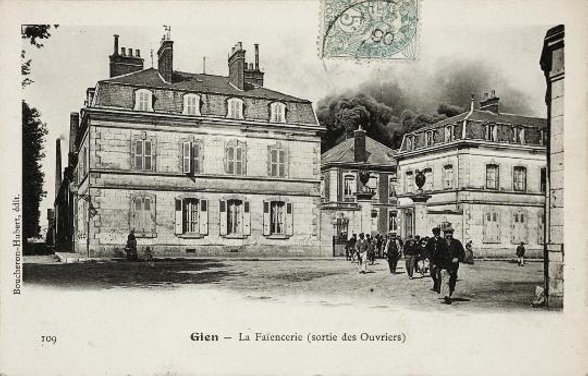 Faïencerie de Gien, sortie des ouvriers - XXe siècle.