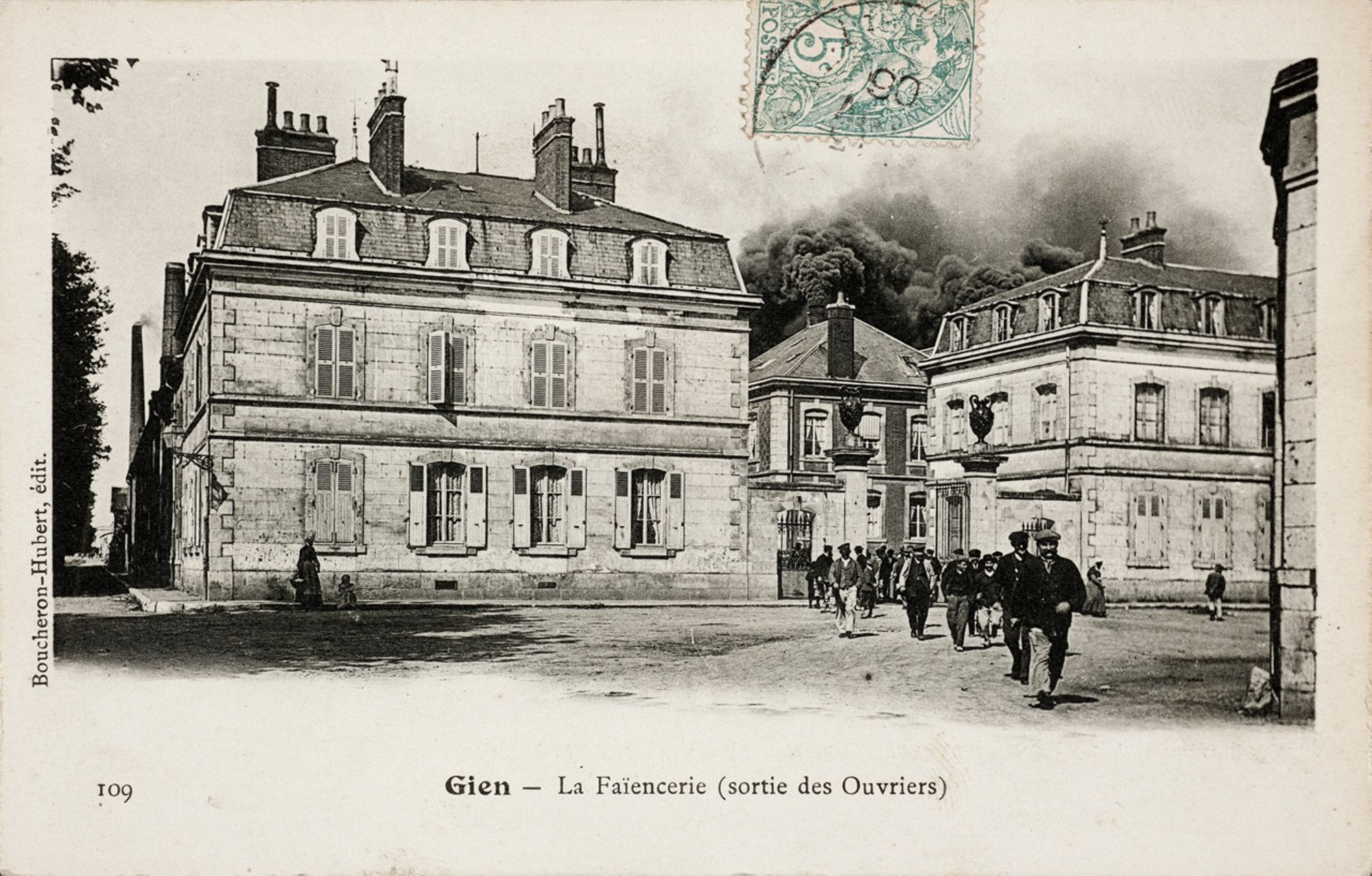 Faïencerie de Gien, sortie des ouvriers - XXe siècle.