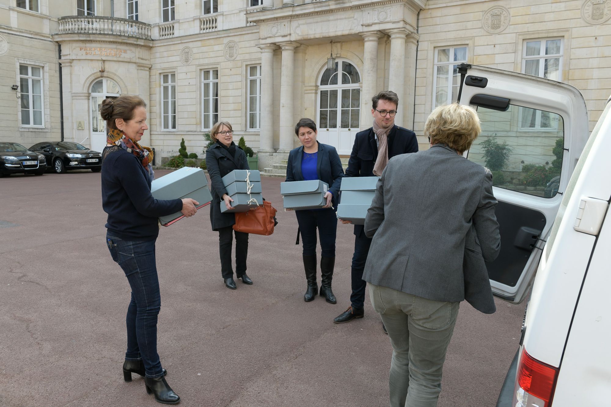 Prise en charge dans la cour d'honneur de la préfecture et départ pour les Archives départementales