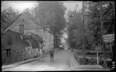 Rue de Châteaurenard, panneau « Automobiles ralentir 12 Kiltres à l’heure », vers 1900-1920.