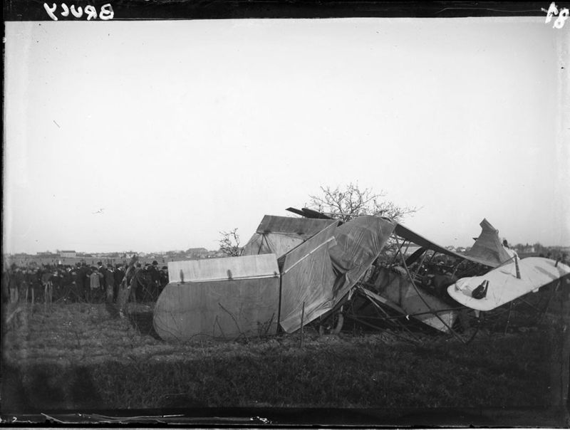 Biplan accidenté, terrain des Groues, Orléans, vers 1900