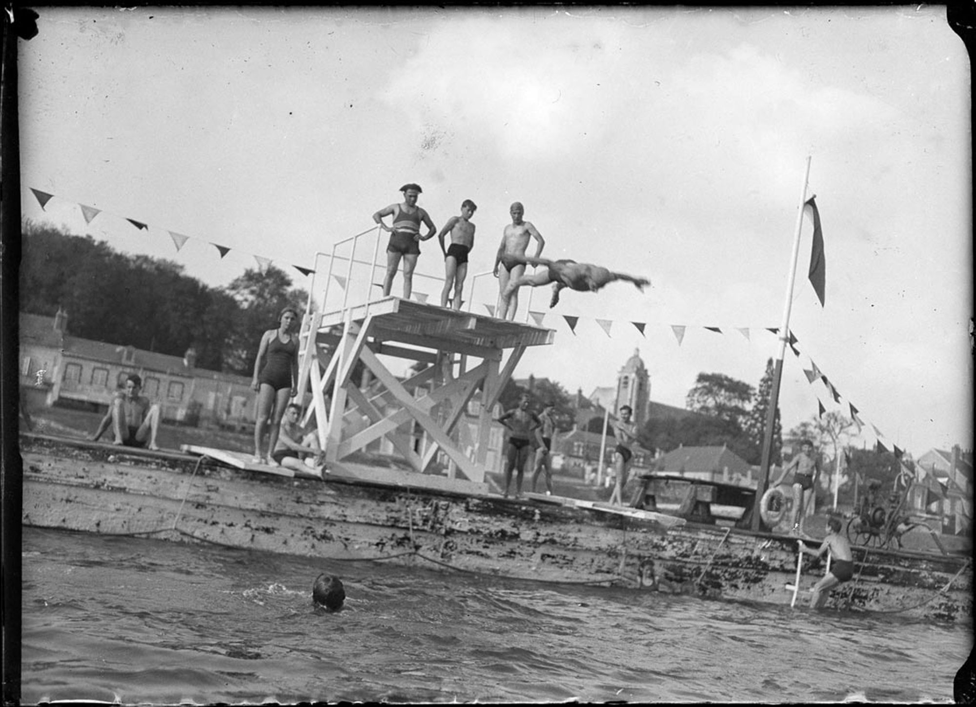 Quai aménagé pour la baignade, baigneurs, Orléans, 1938