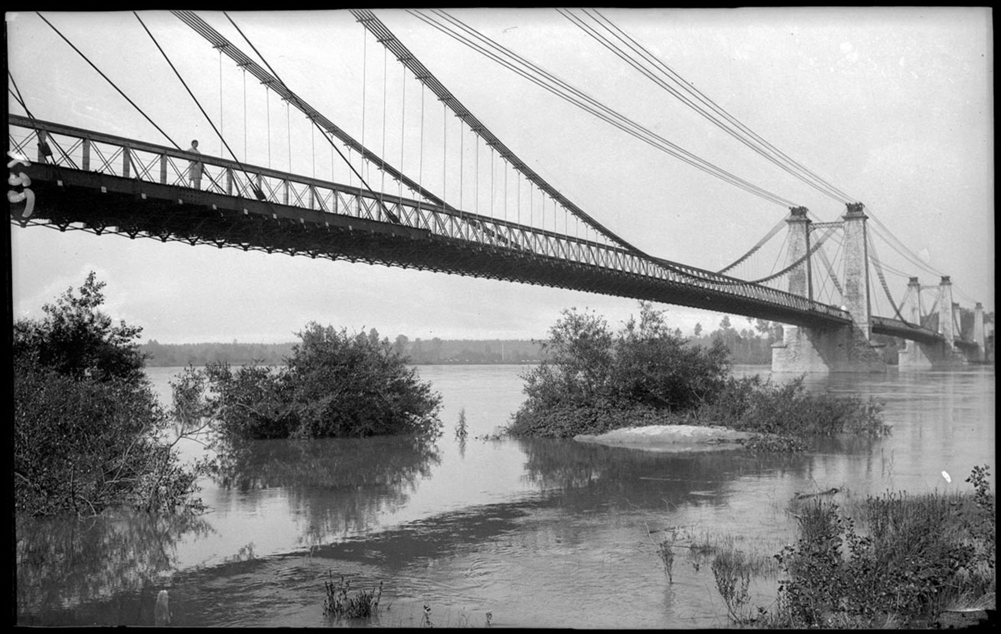 Pont suspendu, Beaulieu-sur-Loire, vers 1900-1920