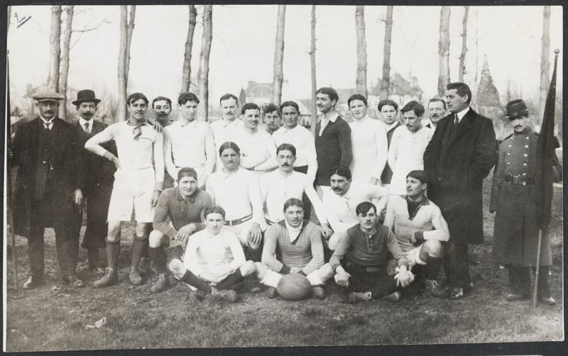 Maurice Béraud (homme au centre du 2ème rang, avec une moustache) et l’équipe de rugby de Montargis, sur le terrain du Pâtis, octobre 1912