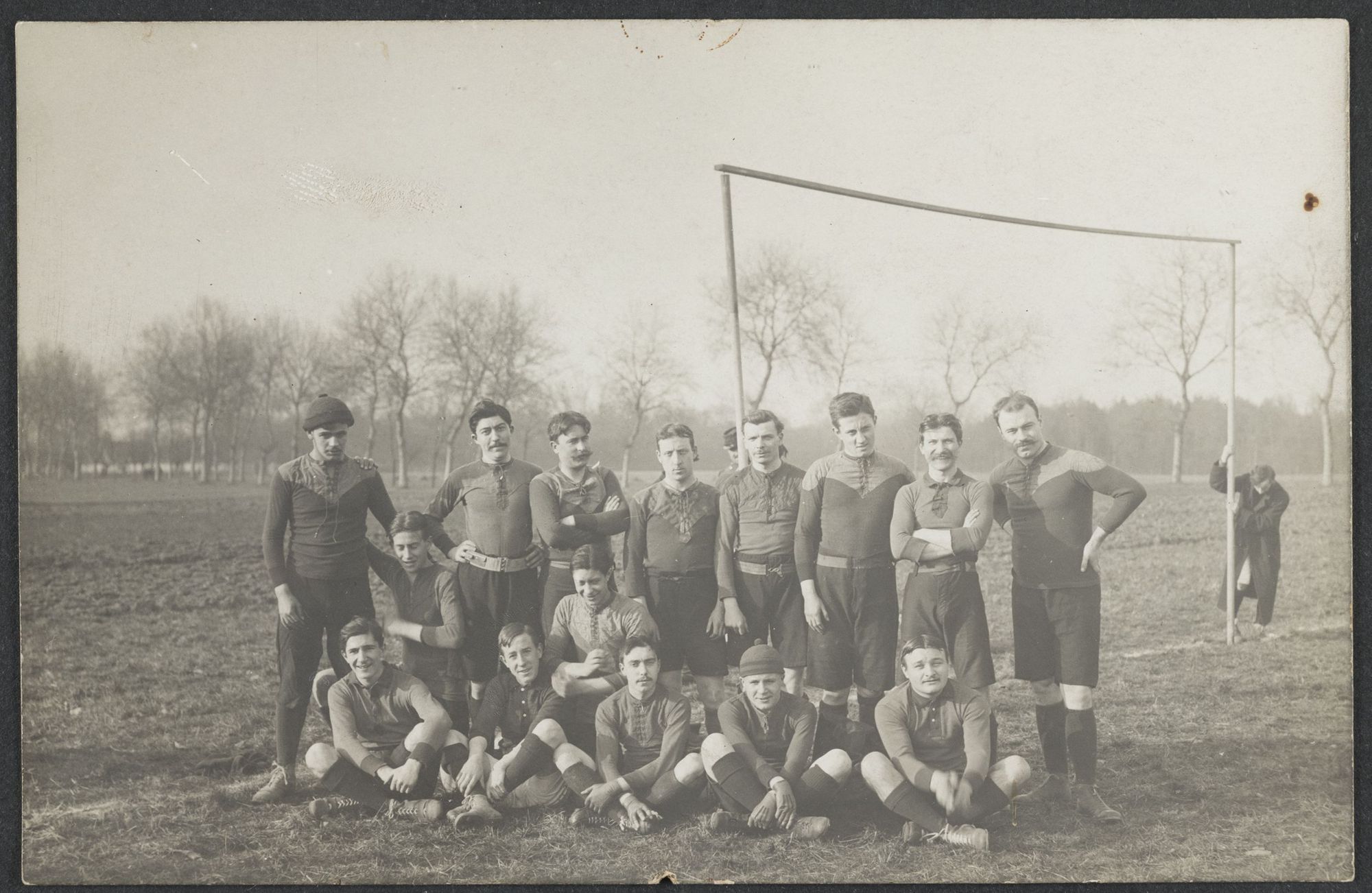 Equipe de rugby du stade Français sur le terrain de l’allée des platanes à Châlette, 1910. 