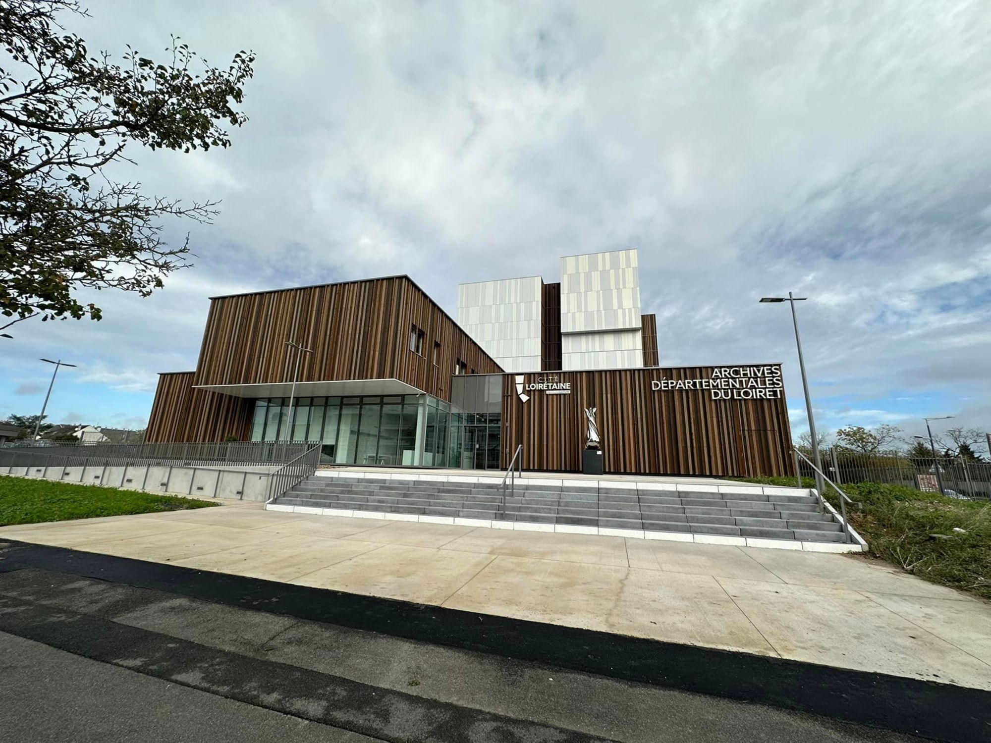 Visite du service des Archives