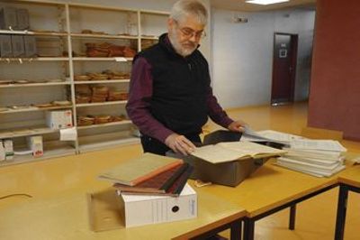 Jean-François Montes, archiviste de la CNAF, classant les archives de la sous-série 5 X, en 2014.