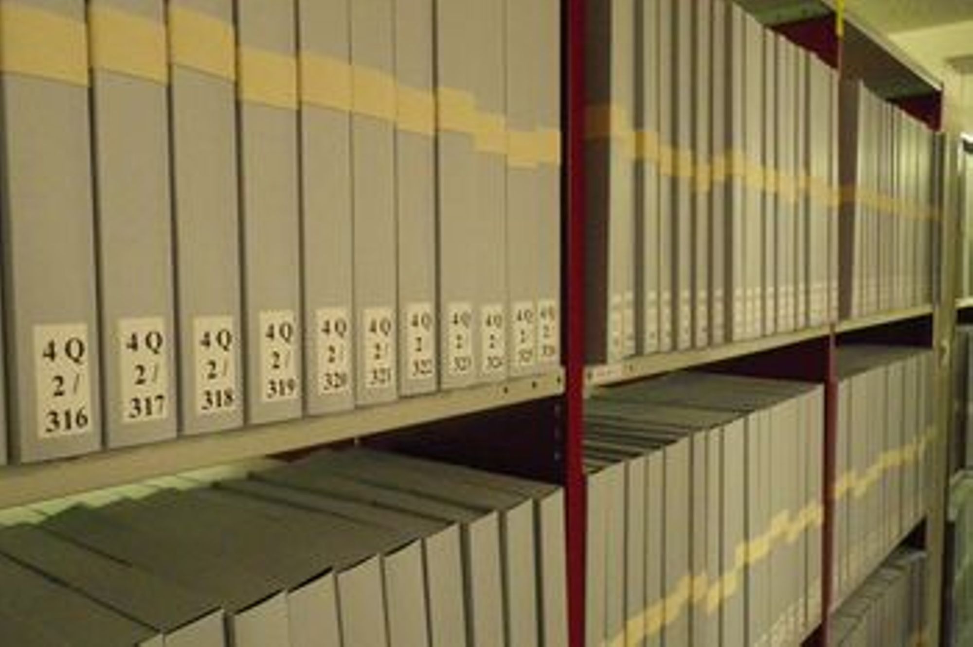 Les registres des hypothèques sont dépoussiérés et mis en boîte pour une meilleure conservation.