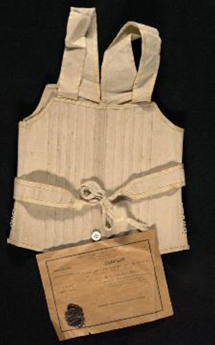Echantillon d'une brassière-corset pour un enfant de 7 ans (1921).
