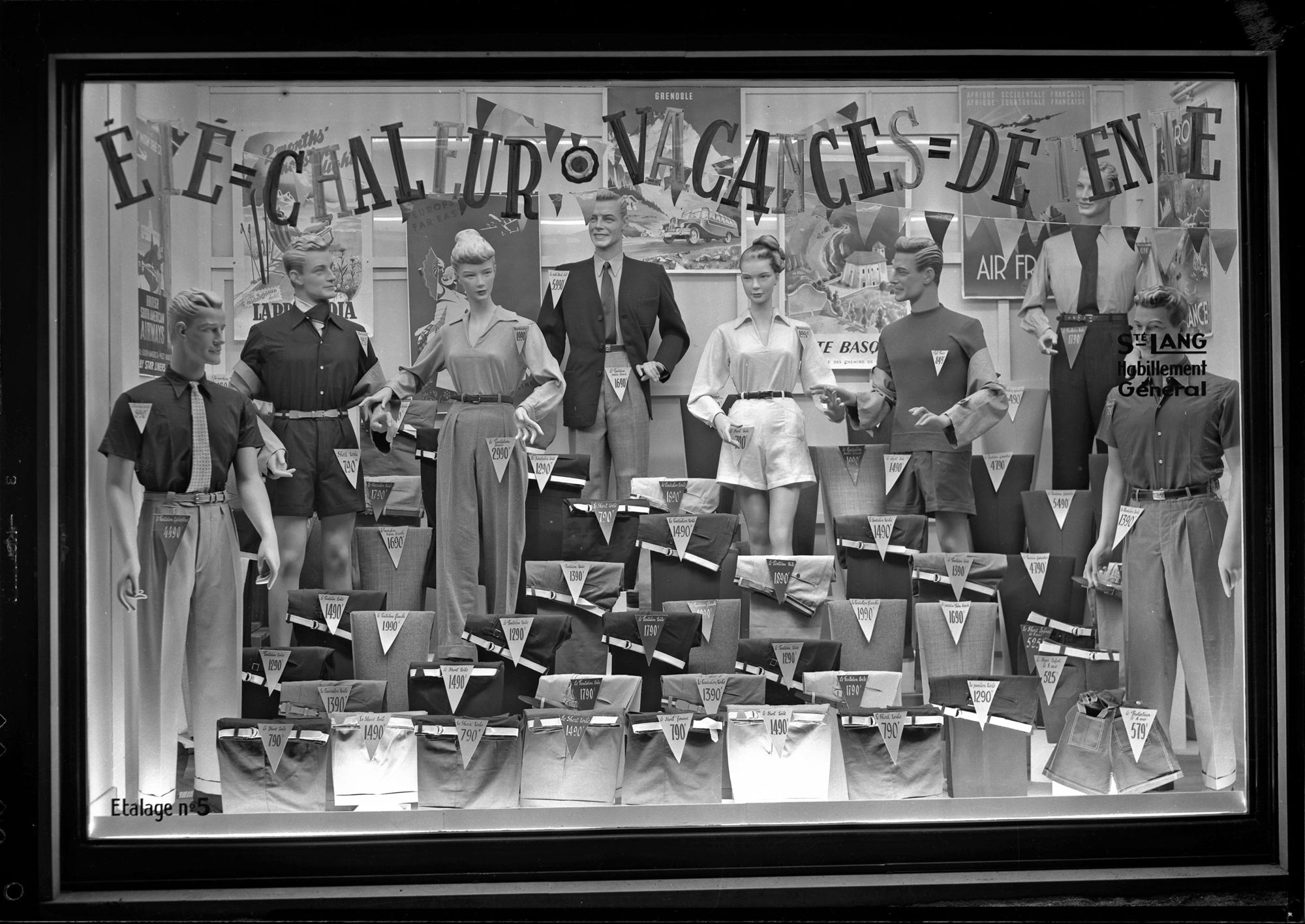 Orléans, vitrine du magasin d'habillement Lang (vers 1950). Fonds du photographe Jacques 31 Fi 1245.