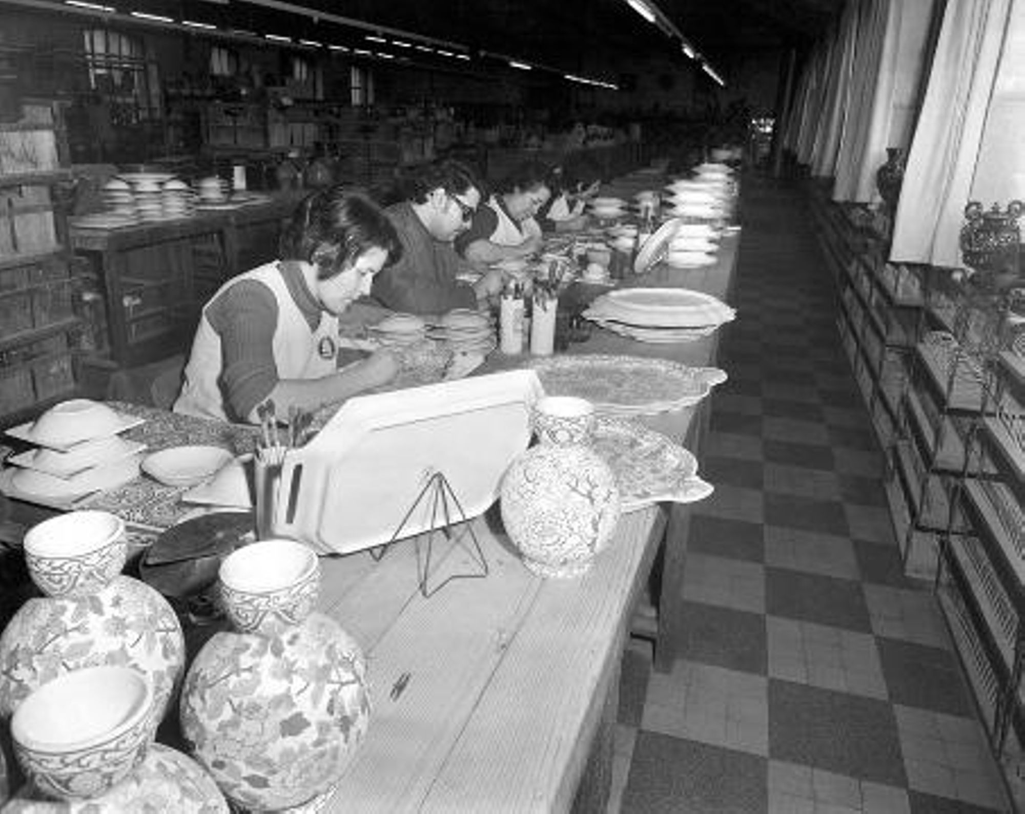 Gien, faïencerie, l’atelier de peinture. (février 1975)