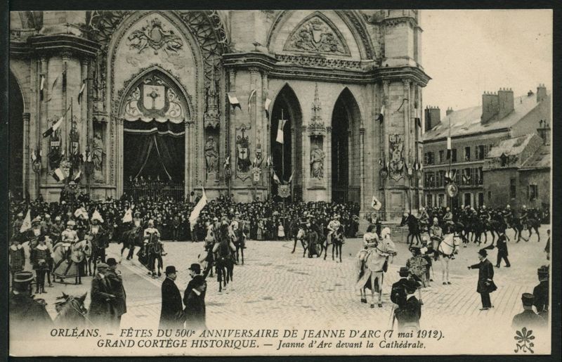 La jeune fille incarnant Jeanne d'Arc, devant la cathédrale, 1912
