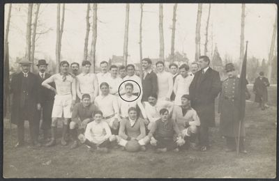 Maurice Béraud et l’équipe de rugby de Montargis, sur le terrain du Pâtis, octobre 1912