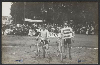 Réunion cyclistes - "Fête de la Madeleine" sur le Pâtis (F. NARCY et M. NARCY) le 8 août 1910