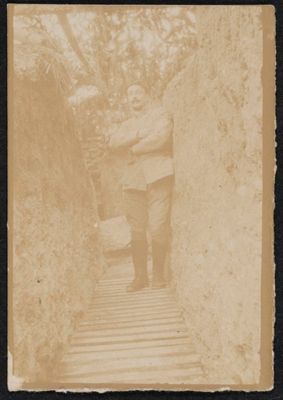 Maurice Béraud dans un boyau desservant tous les abris sous la route 44 (1917)