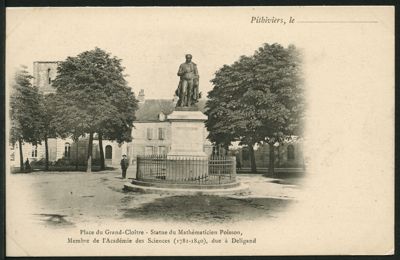 Carte postale de la place du grand cloître à Pithiviers, statue du mathématicien Poisson due à Déligand 