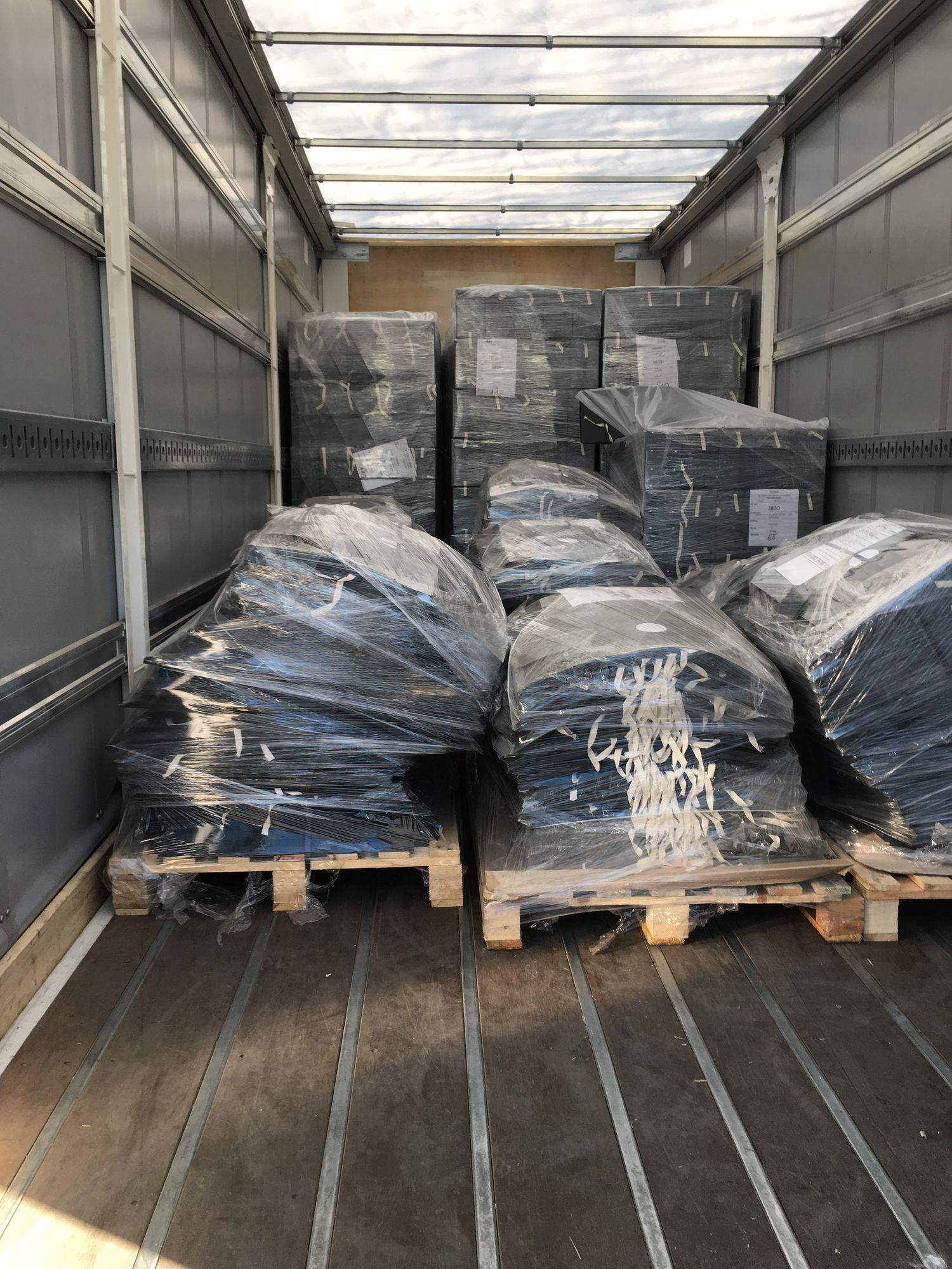 Livraison de boîtes livrées à plat 