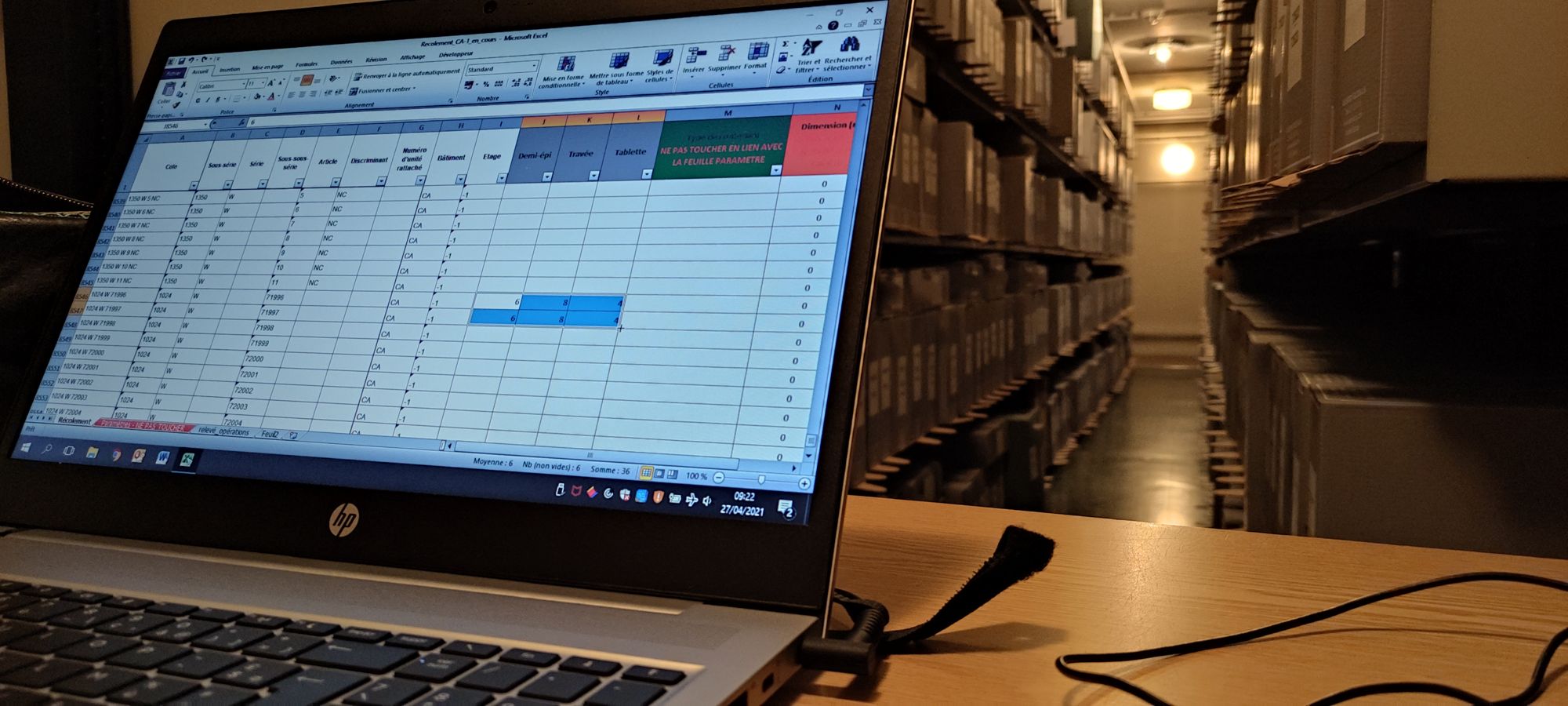 Récolement en cours : afin de planifier l’implantation des archives dans les magasins du futur bâtiment, il nous faut auparavant vérifier l’emplacement précis des 32 kilomètres linéaires d’archives, cote par cote, avec les dimensions de chacune !
