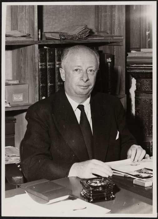 Louis Monnier à son bureau