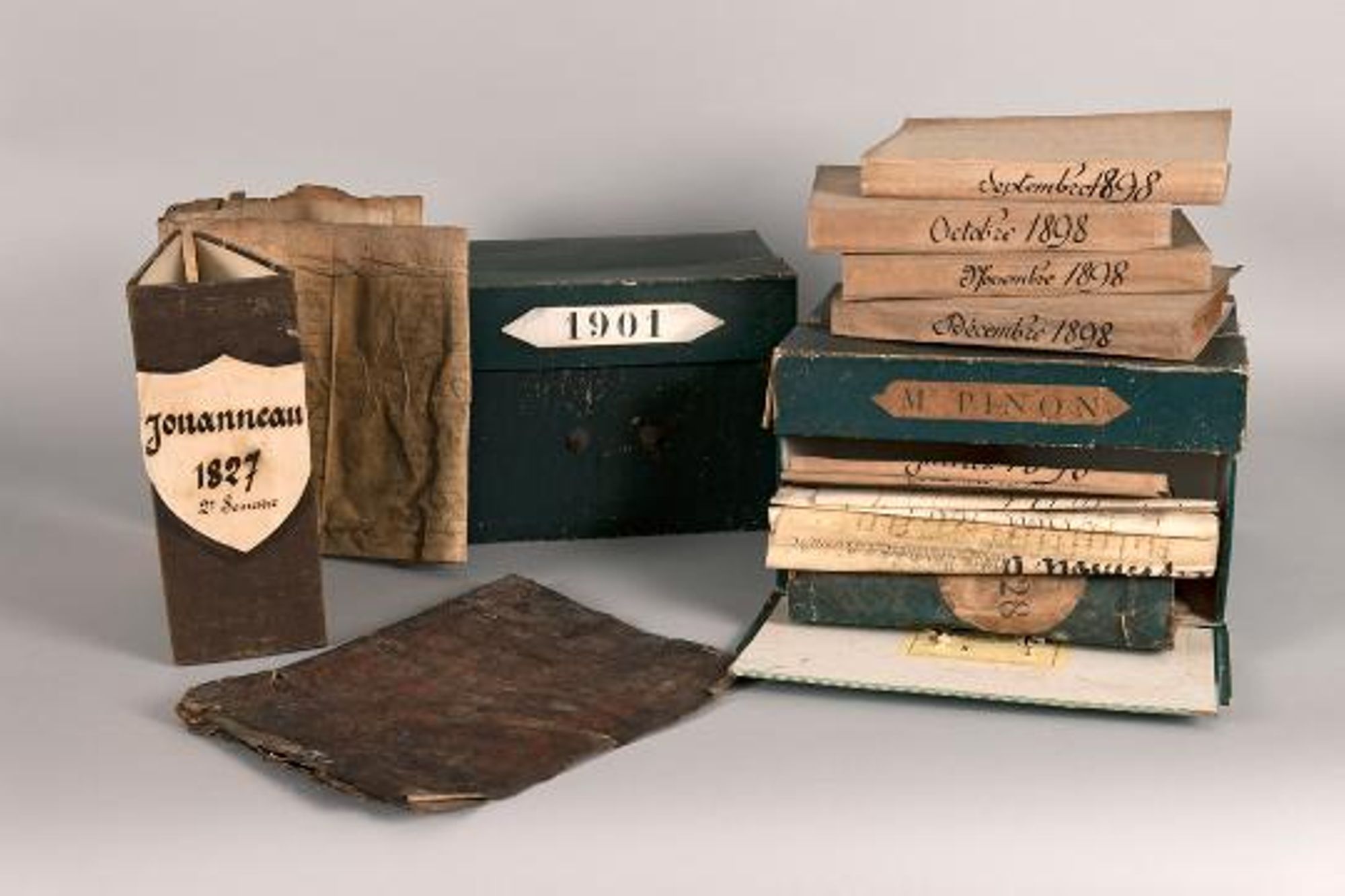 Matériel de rangement d'archives notariales.