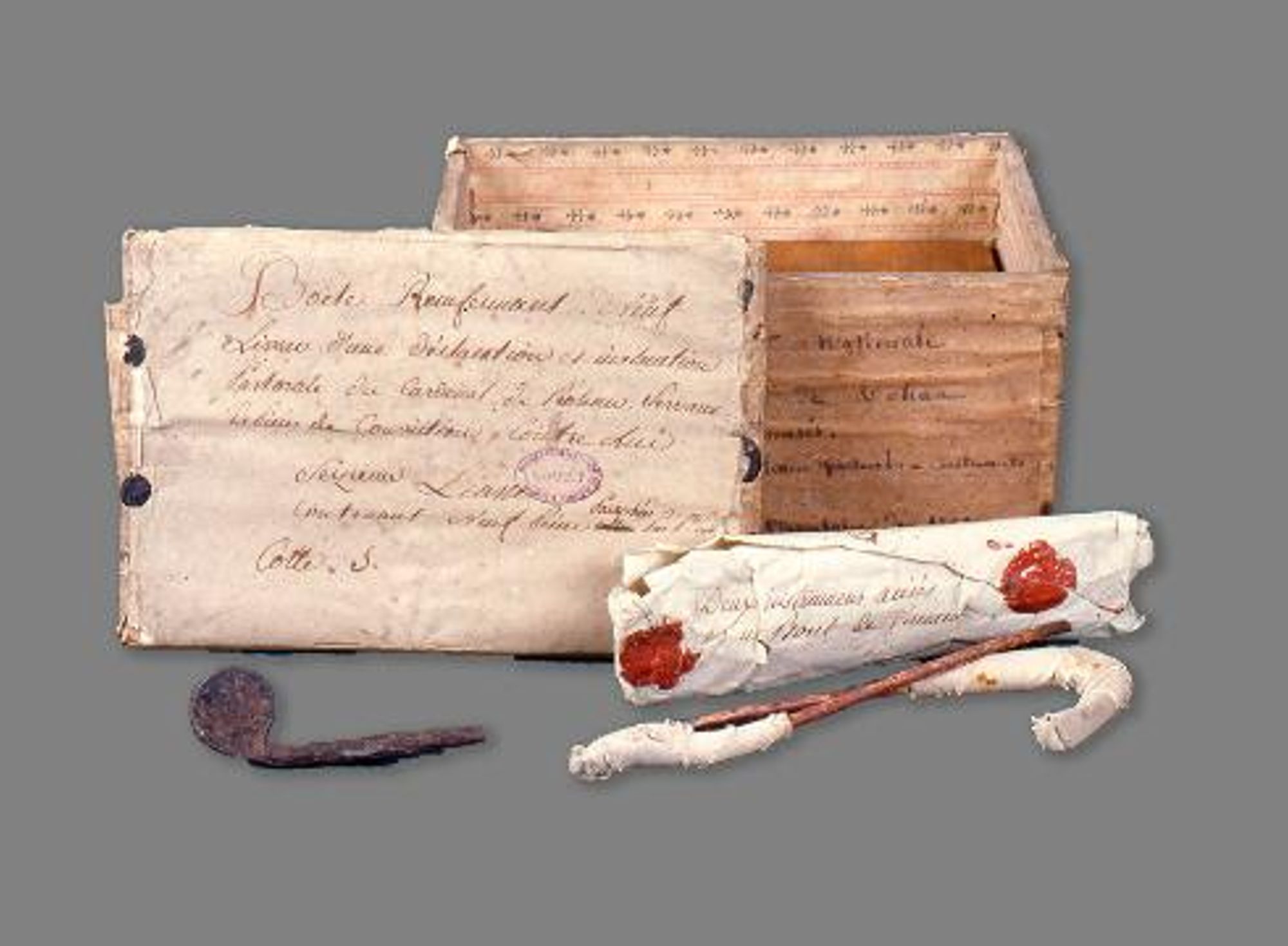 Pièces à conviction : instruments acérés, morceau de ferrement